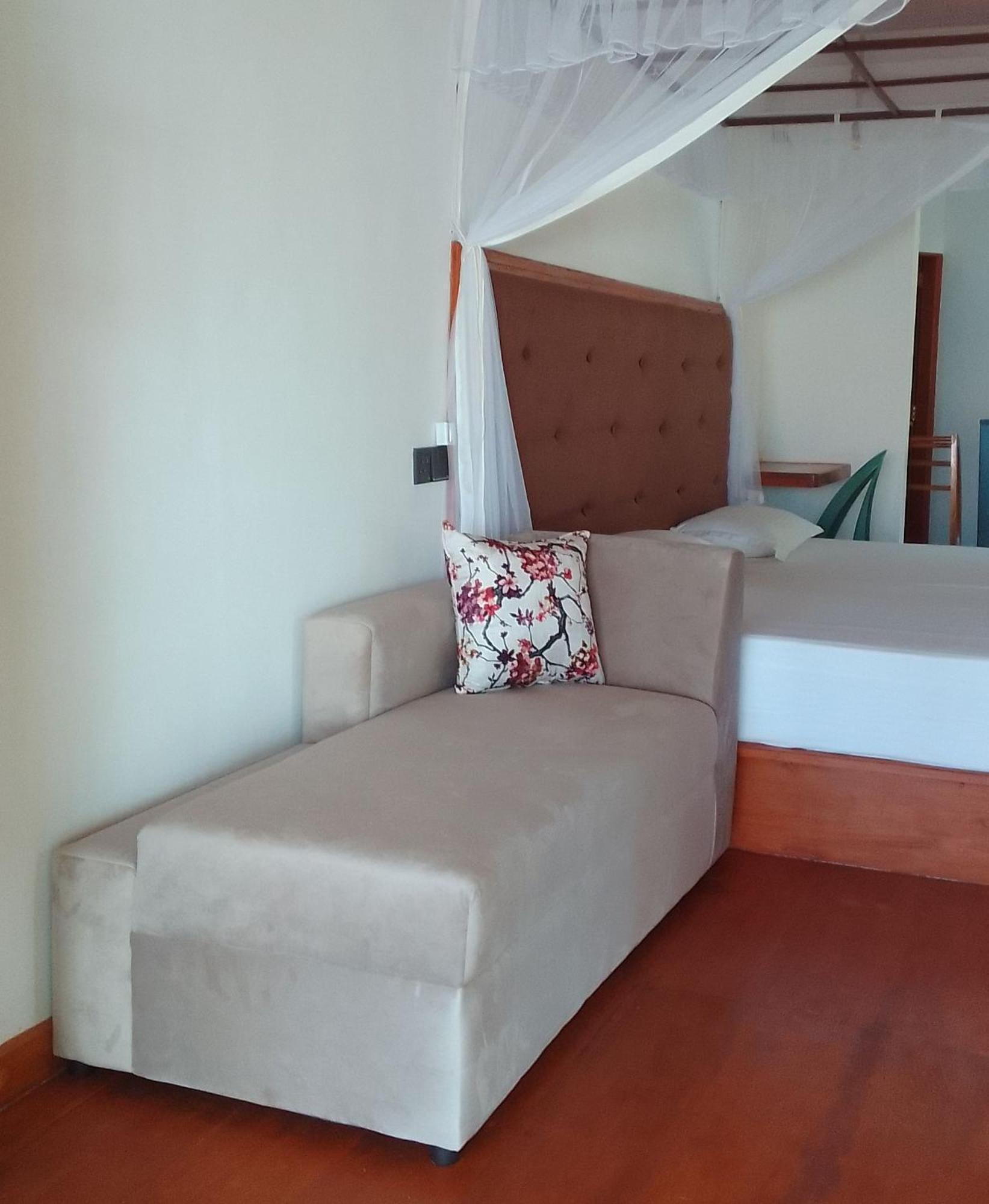 Thusara Guesthouse Mirissa Exterior foto